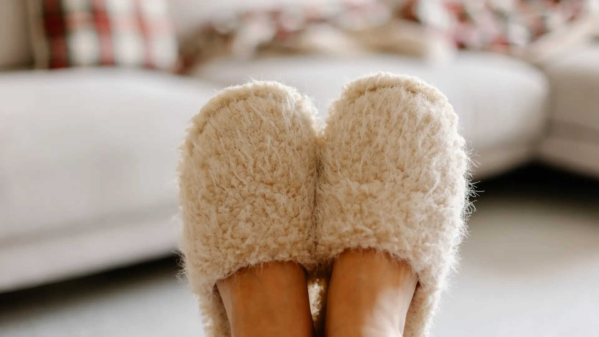 Kuschelige Slipper gehören zu den kleinen Luxusmomenten im Alltag, die wir nicht mehr missen möchte.