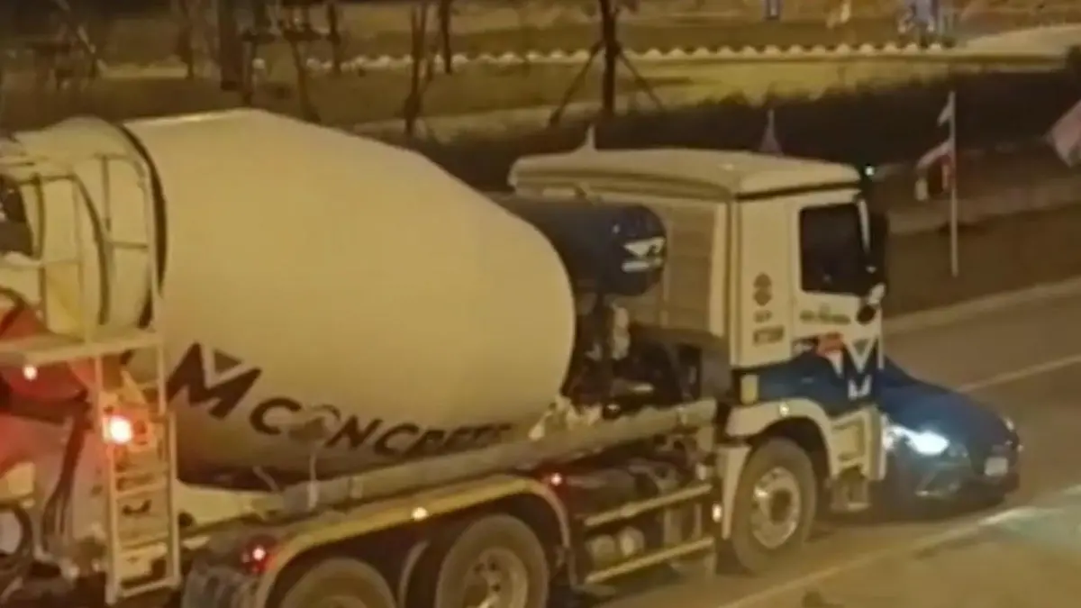 Thailand-Betonmischer-bersieht-Pkw-Fahrerin-chancenlos-gefangen-