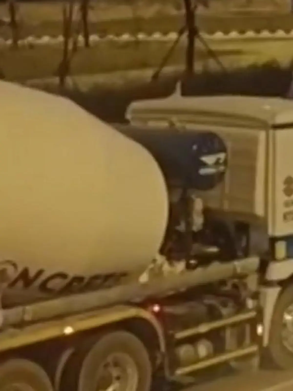 Bild zu: "Betonmischer übersieht Pkw – und schiebt ihn meterweit vor sich her!"