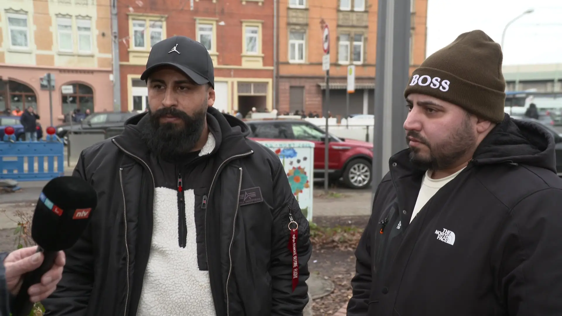 Cousin Engin C. (l.) und sein bester Freund Yunus S. trauern um den Zugbegleiter Serkan C.