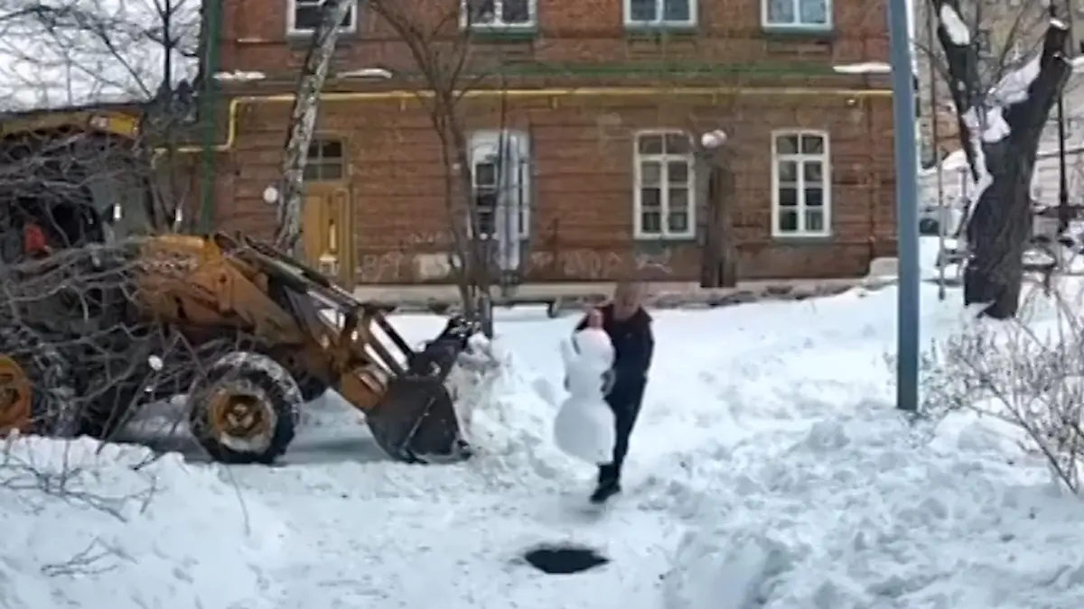 Russland-Schneepflugfahrer-mit-Herz-Mann-rettet-Schneemann-vor-der-Schaufel
