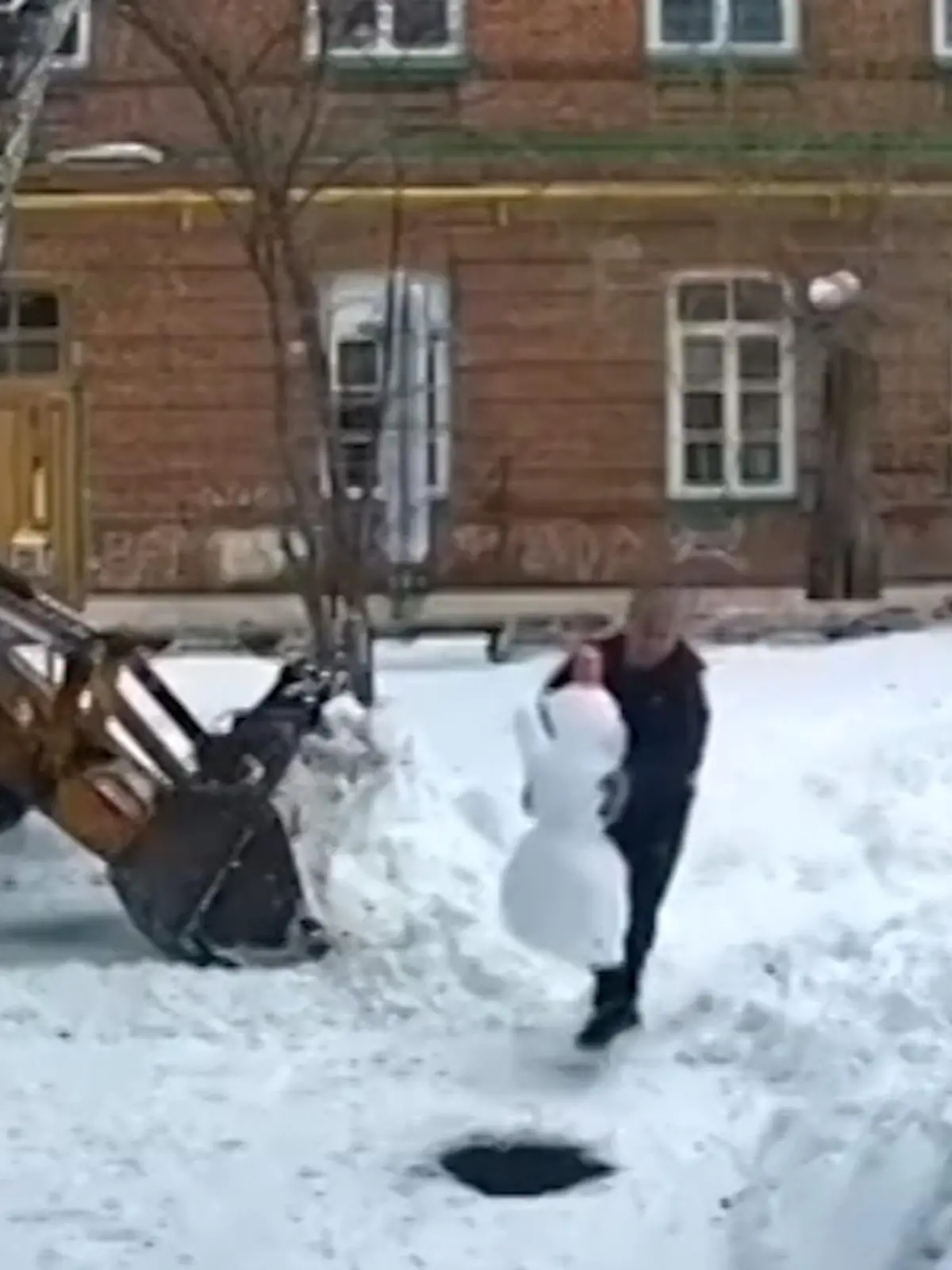 Bild zu: "Das bringt er nicht übers Herz! Schneepflugfahrer hält extra für Schneemann an"