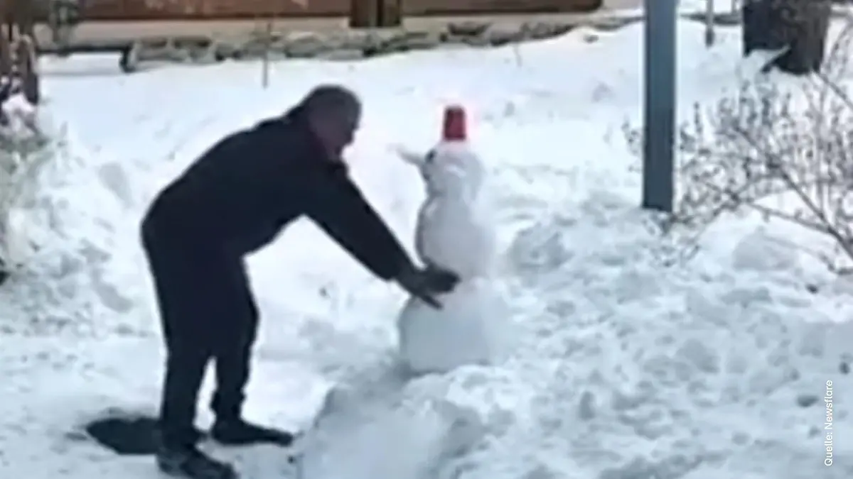 Das bringt er nicht übers Herz! Schneepflugfahrer hält extra für Schneemann an Der kommt ihm nicht vor die Schaufel