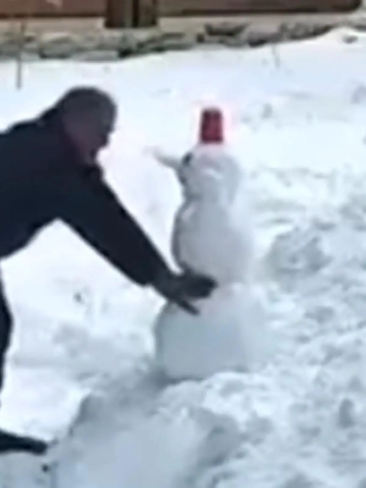 Bild zu: "Das bringt er nicht übers Herz! Schneepflugfahrer hält extra für Schneemann an"