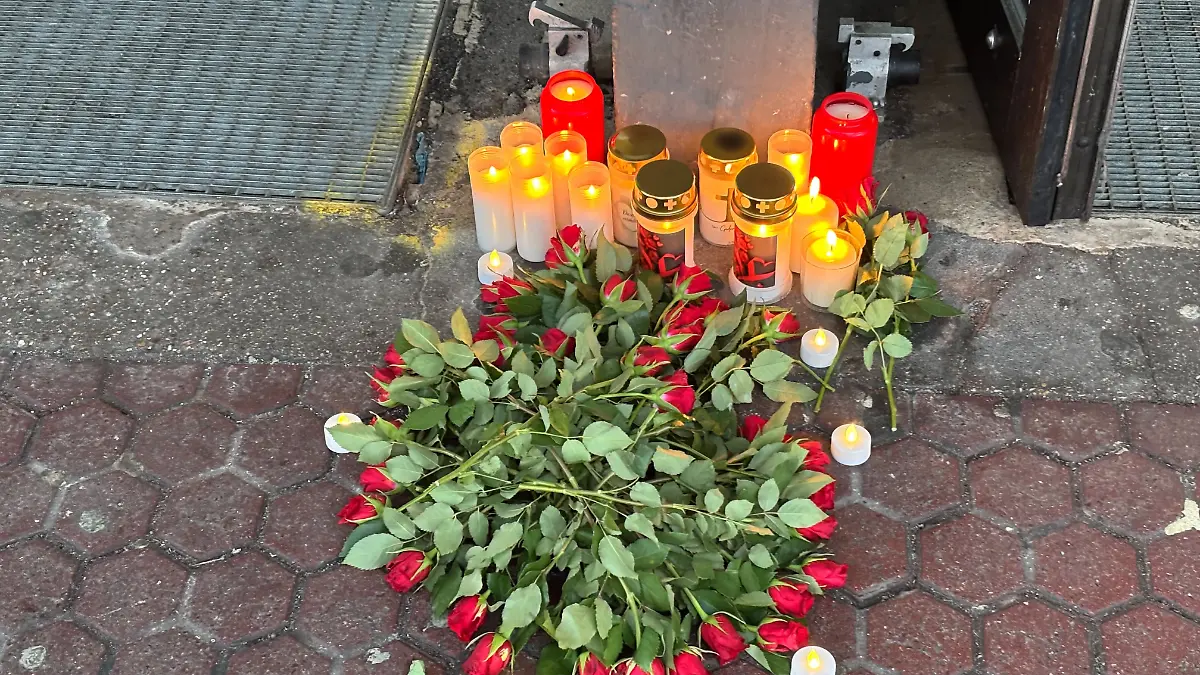 Am Bahnhof in Homburg liegen Blumen und Kerzen für den getöteten Serkan C.