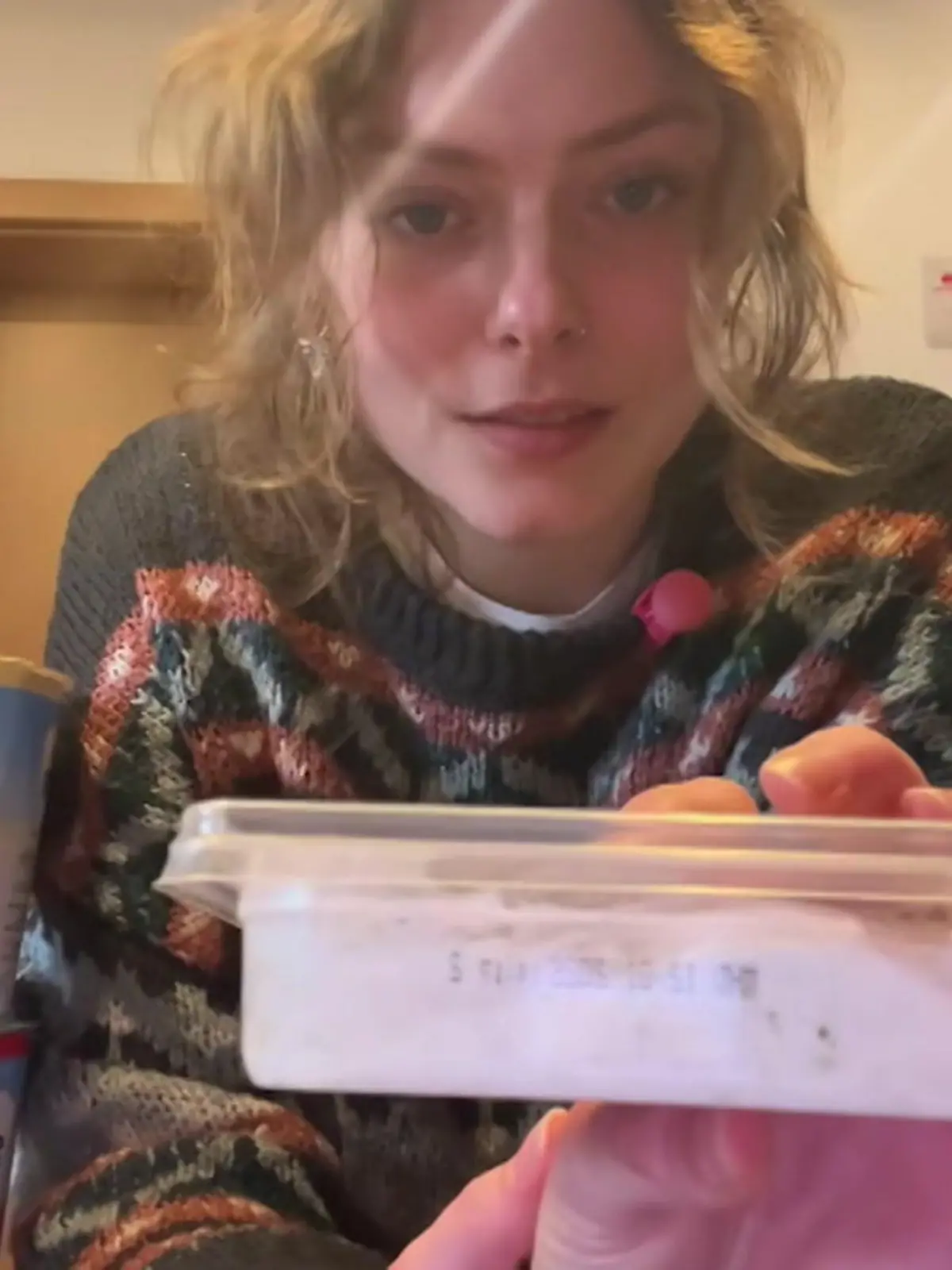 Bild zu: "TikTokerin geht zur Tafel und bekommt Kritik – “Warum arbeite ich????”"