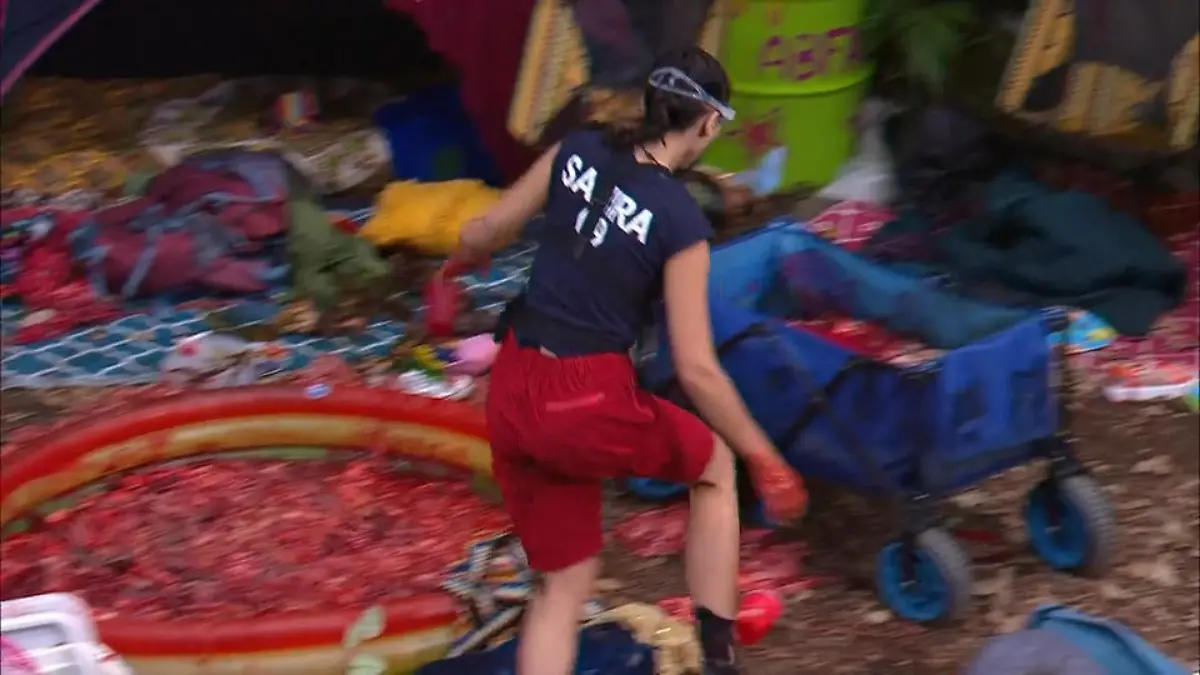 Samira zerlegt das Camp für 6 Sterne – Hardy & Simone werden Eins mit den Schlangen Schlangen & Gedärme? Easy!