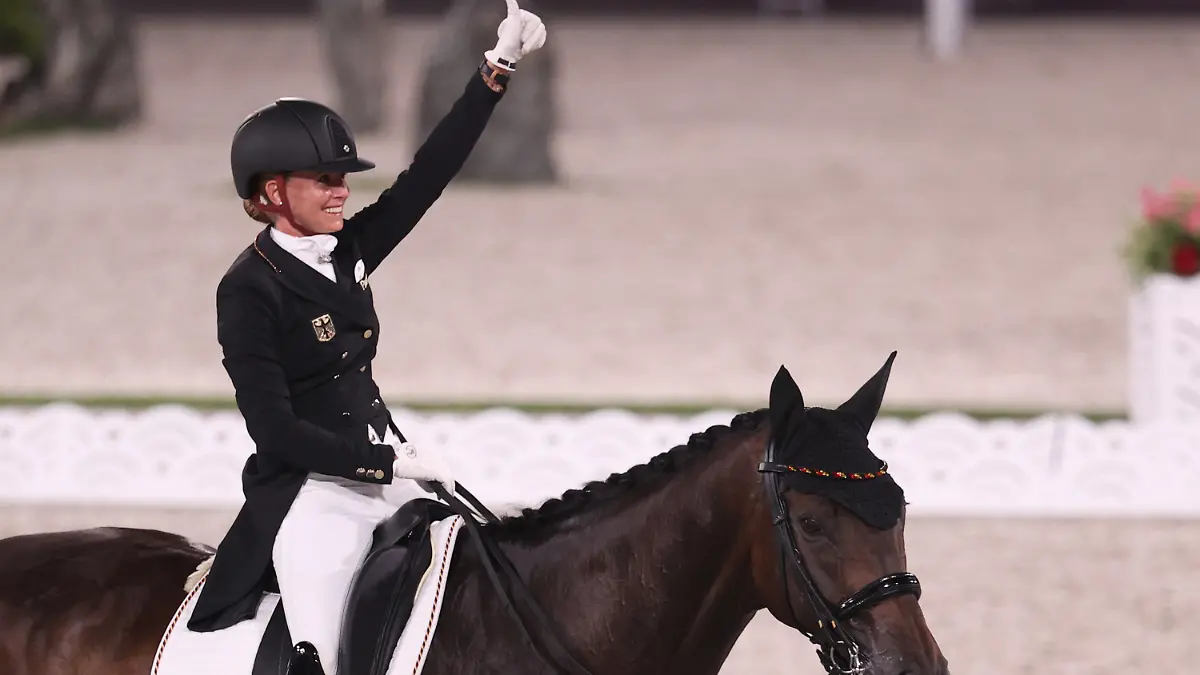 28.07.2021, Japan, Tokio: Pferdesport/Dressur: Olympia, Einzel, Finale im Equestrian Park. Jessica von Bredow-Werndl auf ihrem Pferd Dalera. Foto: Friso Gentsch/dpa +++ dpa-Bildfunk +++