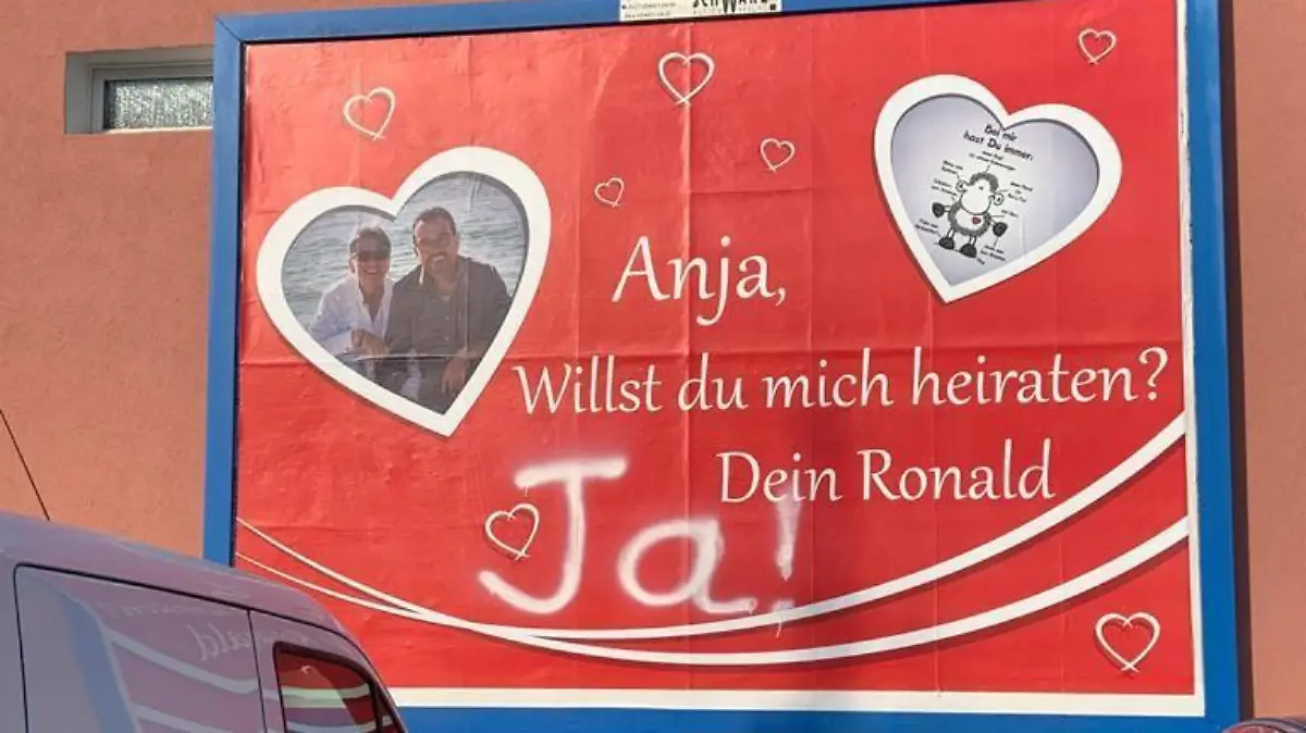 Ronald fragt und Anja sagt: "Ja!" Die Antwort auf den Heiratsantrag hat die Anja auf's Plakt gesprüht.