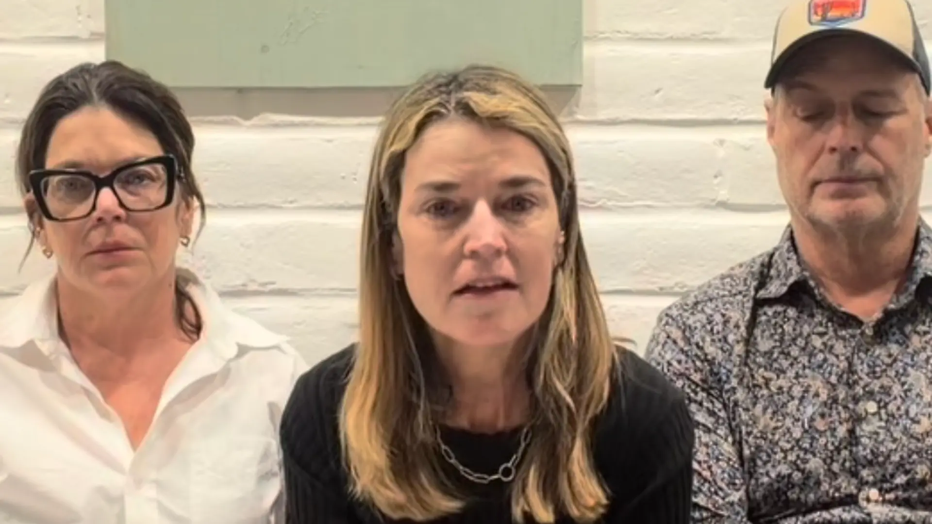Savannah Guthrie (Mitte) und ihre Geschwister richten sich an die Entführer ihrer Mutter. Das Foto ist ein Screenshot aus dem Video, das die TV-Moderatorin bei Instagram gepostet hatte.