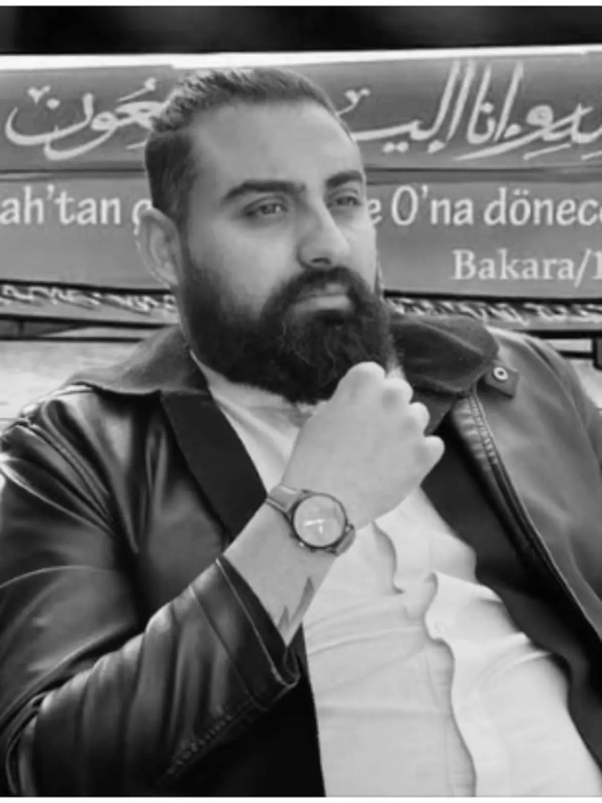 Serkan C. liebte seinen Job bei der Deutschen Bahn und seine beiden Söhne. Auf der Fotomontage, die RTL zur Verfügung gestellt wurde, ist der 36-Jährige im Vordergrund zu sehen. Im Hintergrund ist die Sure Al-Baqarah, Vers 156 (2:156) aus dem Koran zu lesen: „Die, wenn sie ein Unglück trifft, sagen: ‚Wir gehören Allah, und zu Ihm kehren wir zurück.”