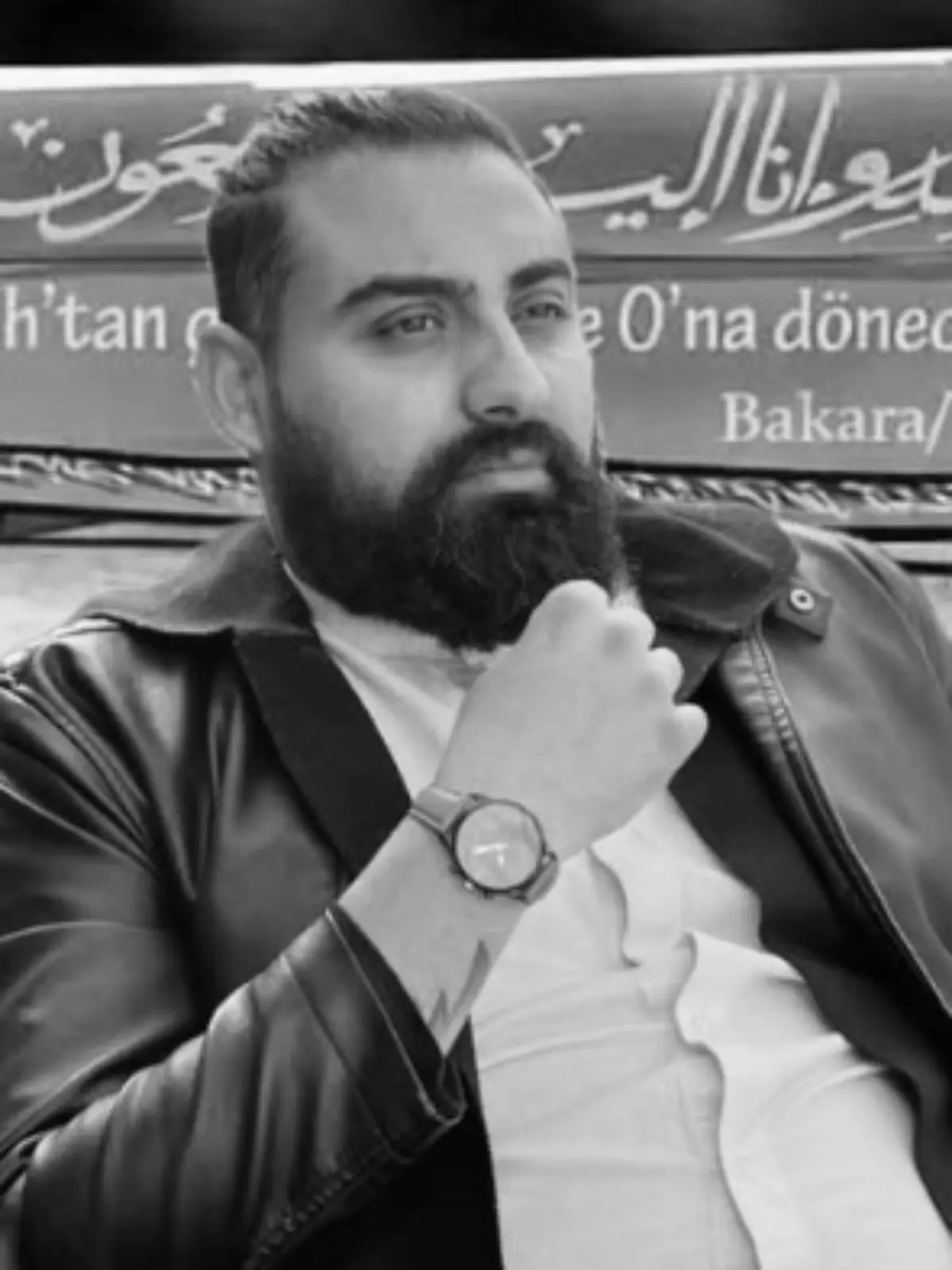 Serkan C. liebte seinen Job bei der Deutschen Bahn und seine beiden Söhne. Auf der Fotomontage, die RTL zur Verfügung gestellt wurde, ist der 36-Jährige im Vordergrund zu sehen. Im Hintergrund ist die Sure Al-Baqarah, Vers 156 (2:156) aus dem Koran zu lesen: „Die, wenn sie ein Unglück trifft, sagen: ‚Wir gehören Allah, und zu Ihm kehren wir zurück.”