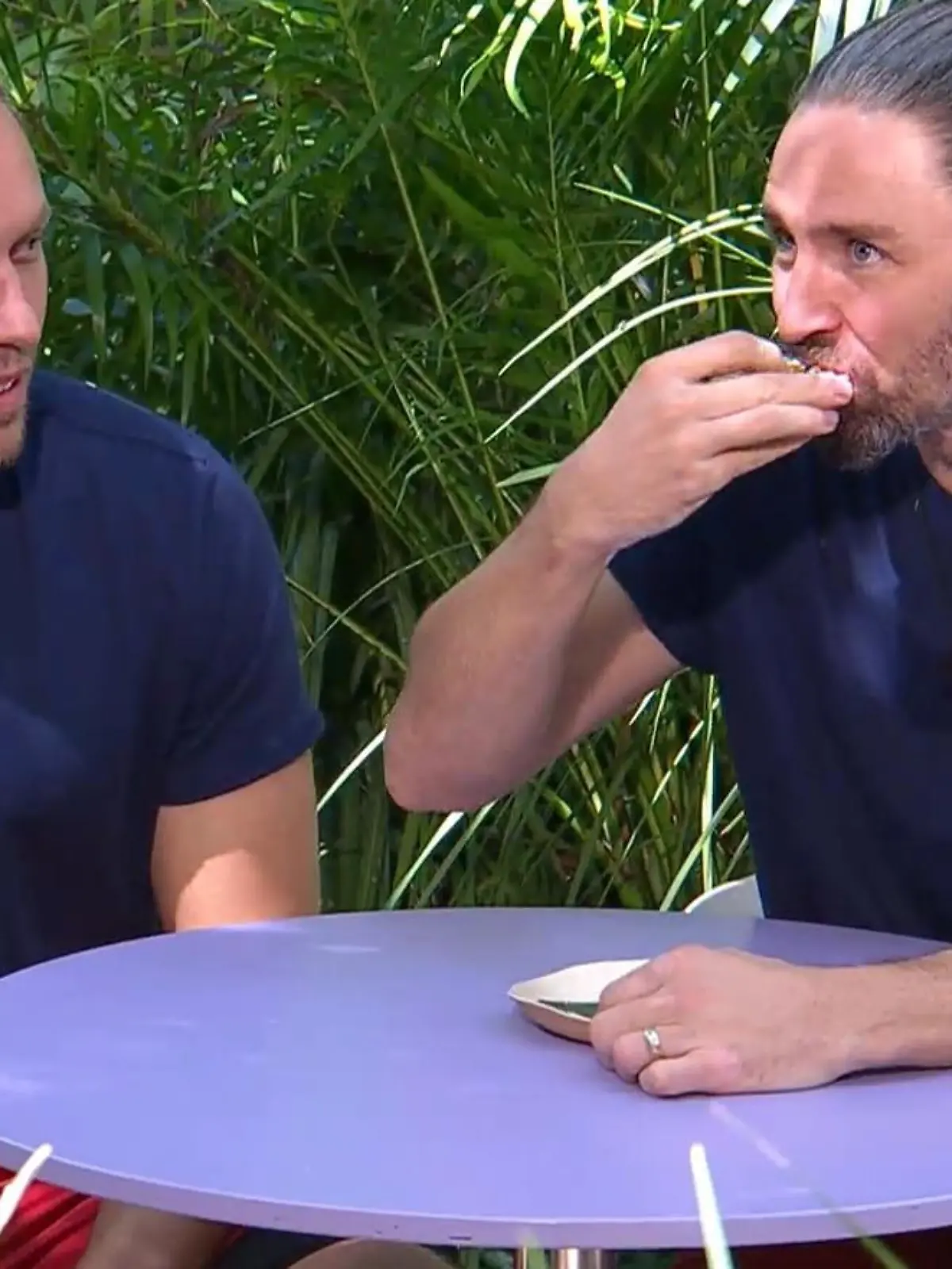 Bild zu: "Brechen oder brillieren? Patrick und Gil müssen in der Dschungelprüfung ins BackWÜRG"