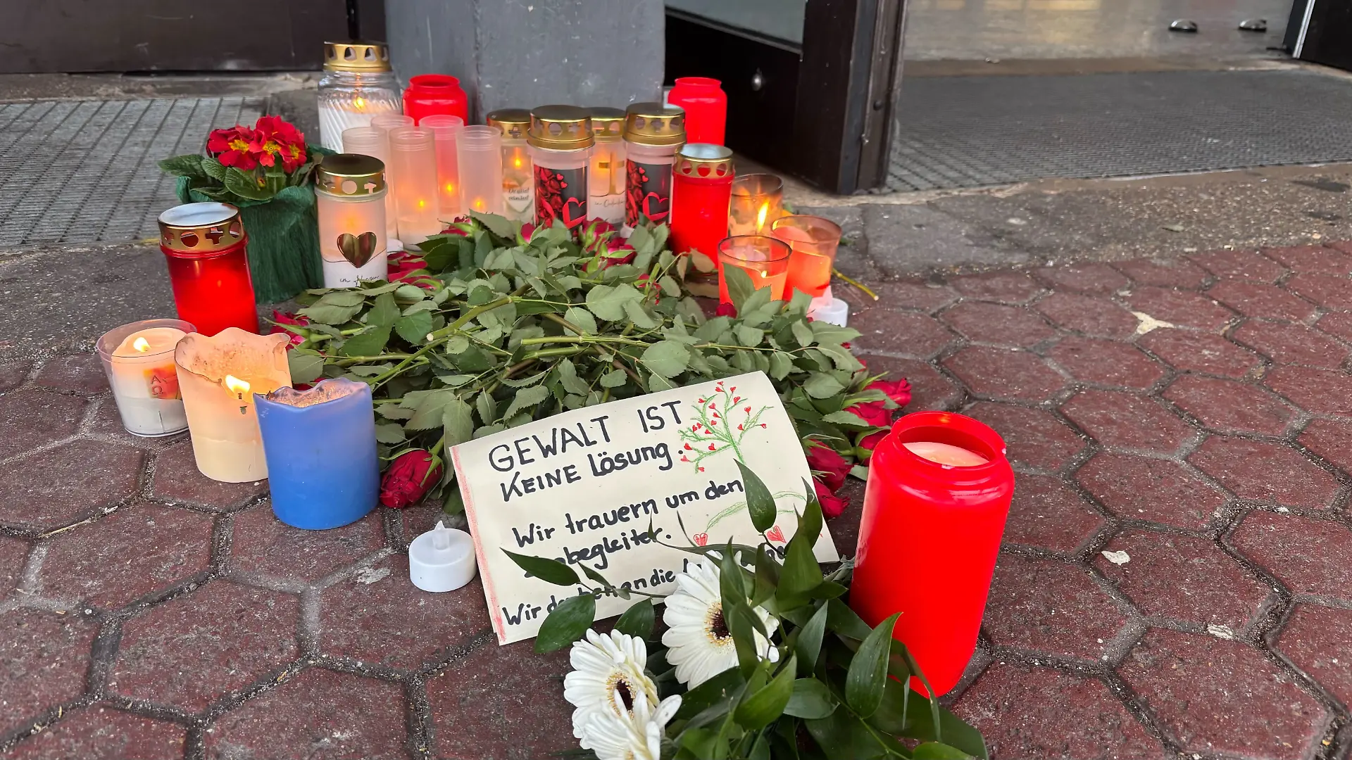 Trauer um Serkan C.: Am Bahnhof Homberg liegen Blumen und Kerzen