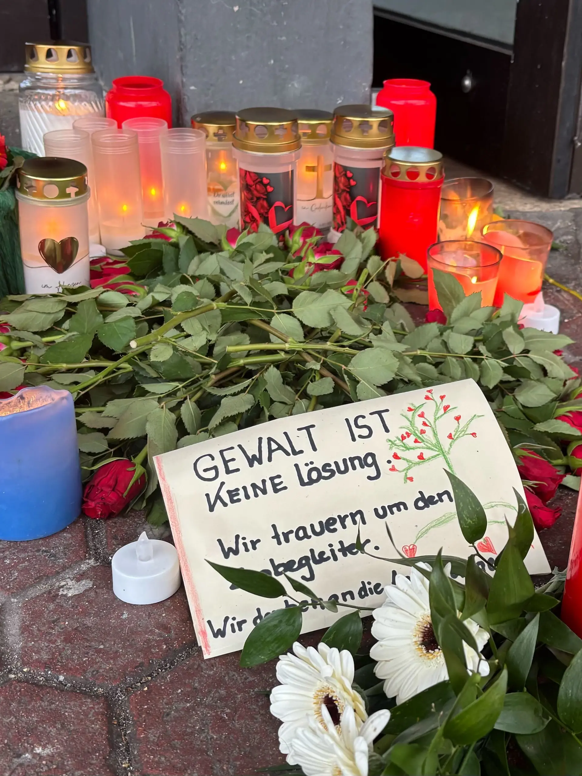 Trauer um Serkan C.: Am Bahnhof Homberg liegen Blumen und Kerzen
