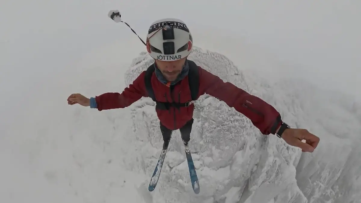 Rekordsprung in Wales! Extremsportler springt von Klippe - mit Skiern Jahrelange Vorbereitung für Base-Jump