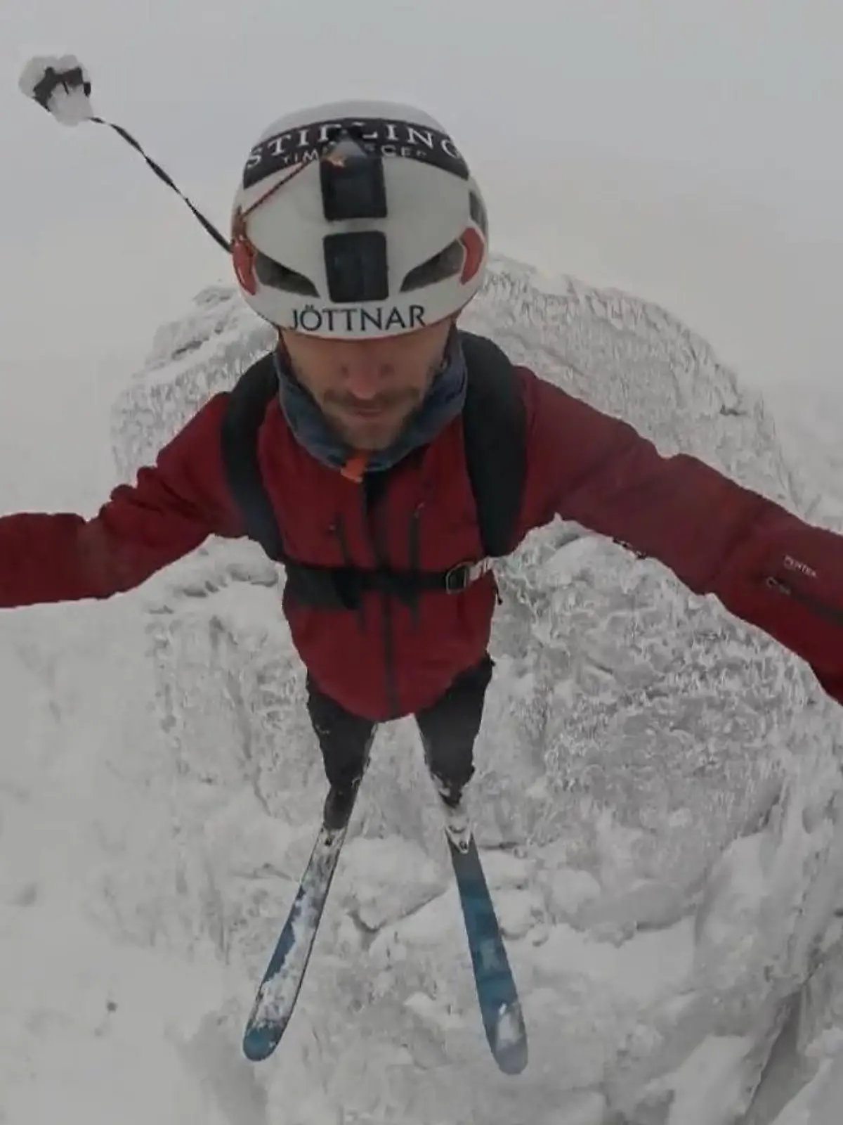 Bild zu: "Rekordsprung in Wales! Extremsportler springt von Klippe — mit Skiern"