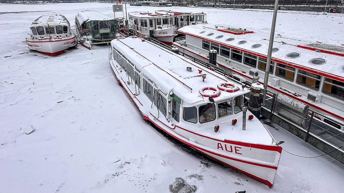 Nach reichlich Schnee und Glätte in mehreren Bundesländern müssen sich am Donnerstag besonders die Menschen im Osten Deutschlands auf glatte Wege und Straßen einstellen.
