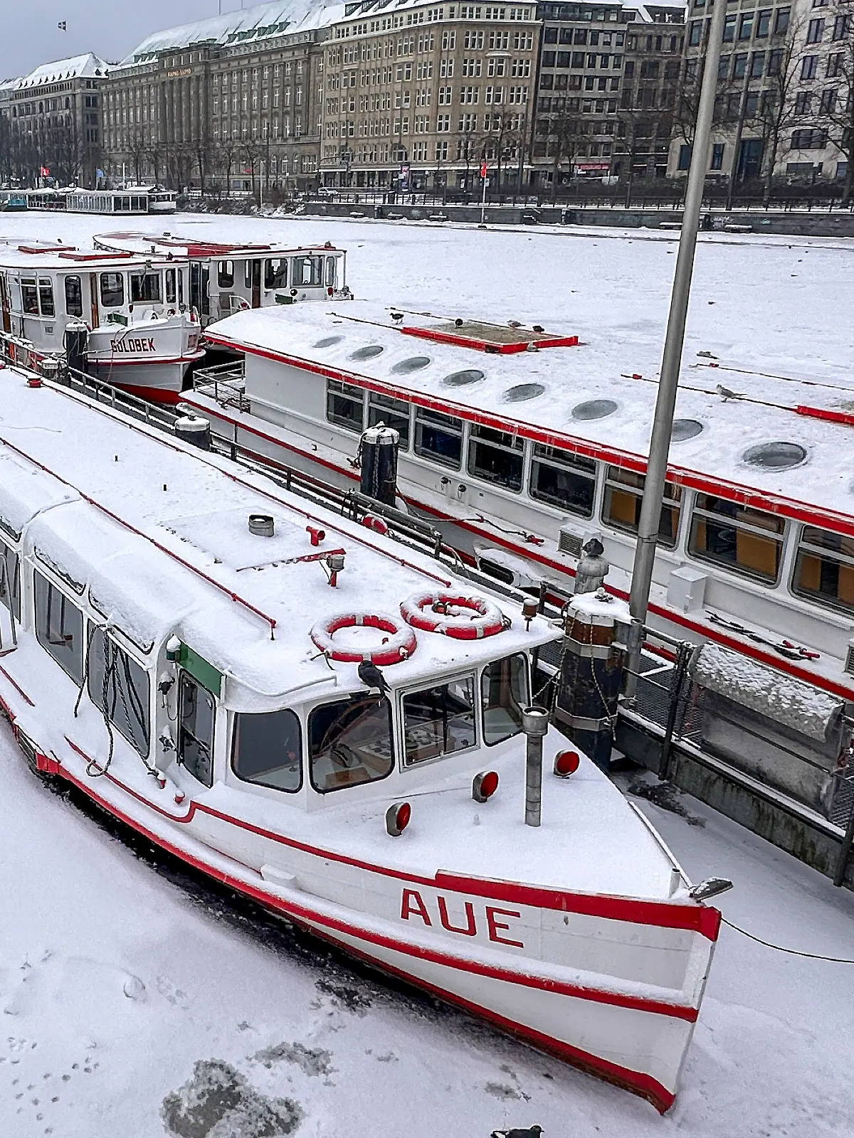 Nach reichlich Schnee und Glätte in mehreren Bundesländern müssen sich am Donnerstag besonders die Menschen im Osten Deutschlands auf glatte Wege und Straßen einstellen.