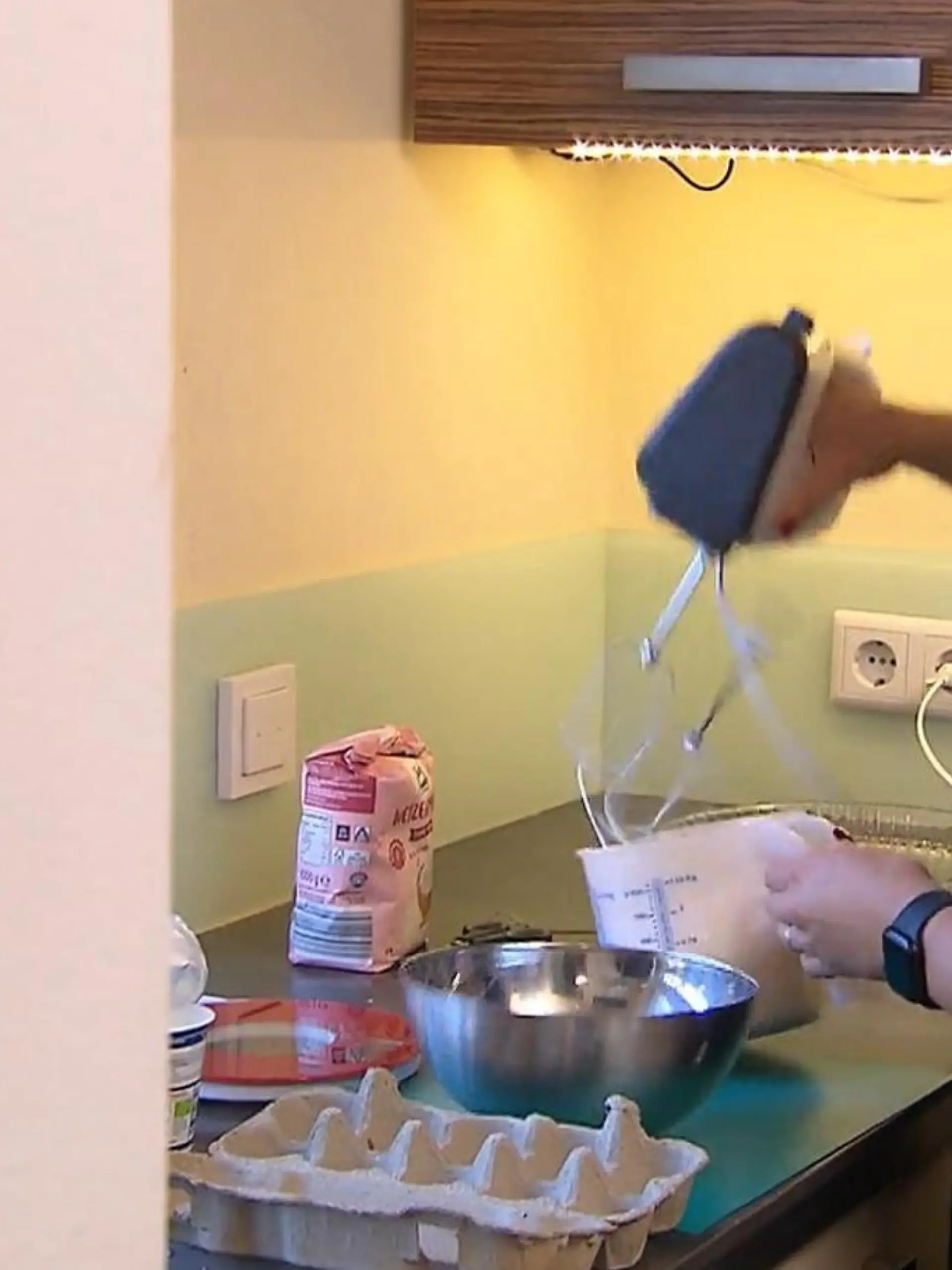 Bild zu: "Elena fliegt ihr Mixer um die Ohren!"