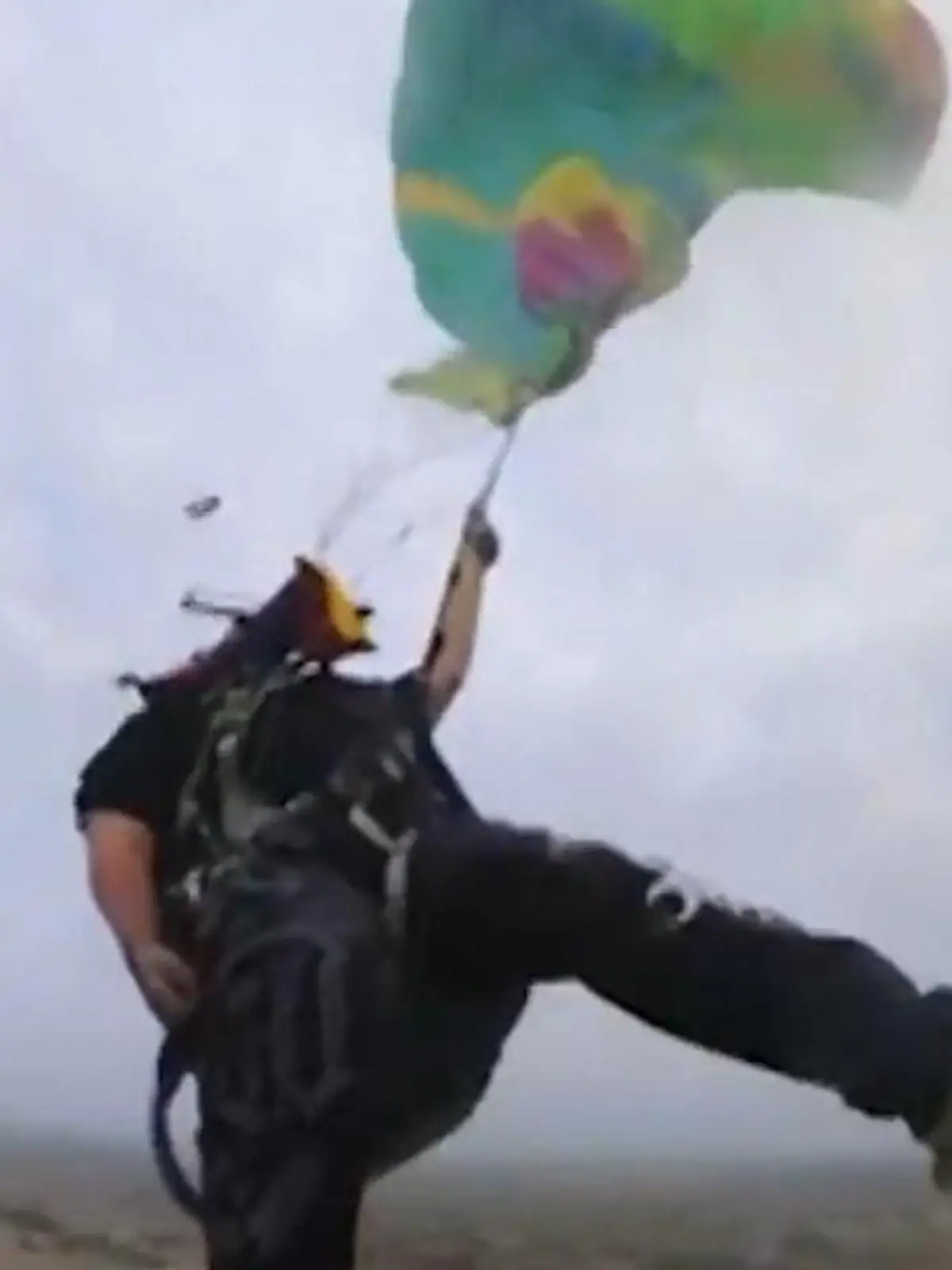 Bild zu: "Rückwärtssalto mit Gleitschirm geht schief! Adrenalin-Junkie stürzt vom Himmel"