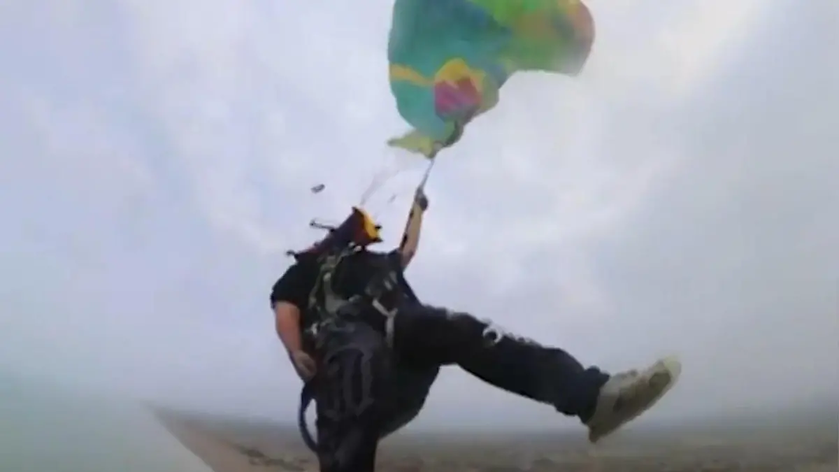 Rückwärtssalto mit Gleitschirm geht schief! Adrenalin-Junkie stürzt vom Himmel Lenbensgefährlicher Fehler in der Luft