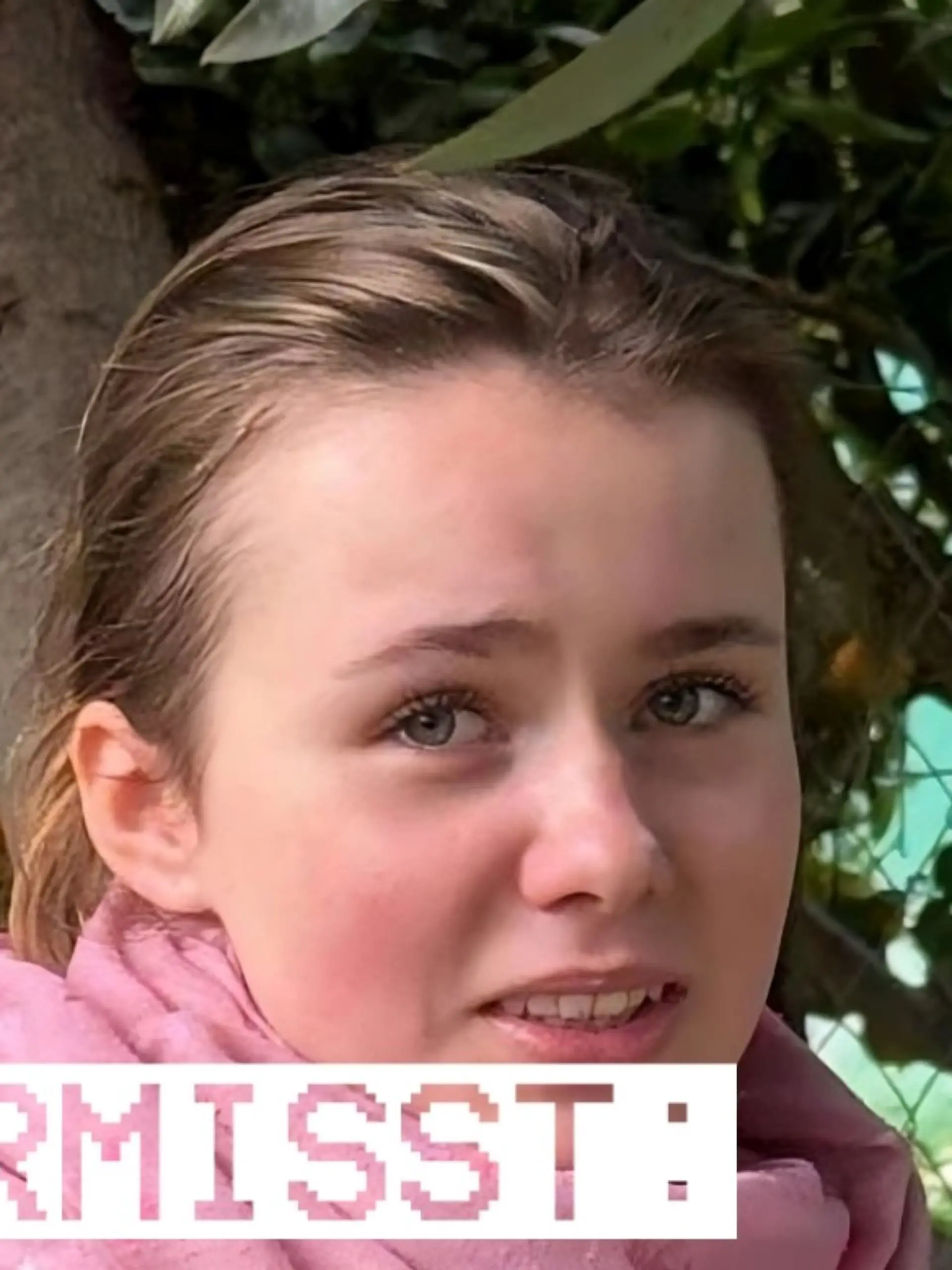 Laura ist etwa 1,60 Meter groß, wiegt rund 50 Kilo, hat rotblonde Haare und blaue Augen. In Griechenland fällt sie damit auf.