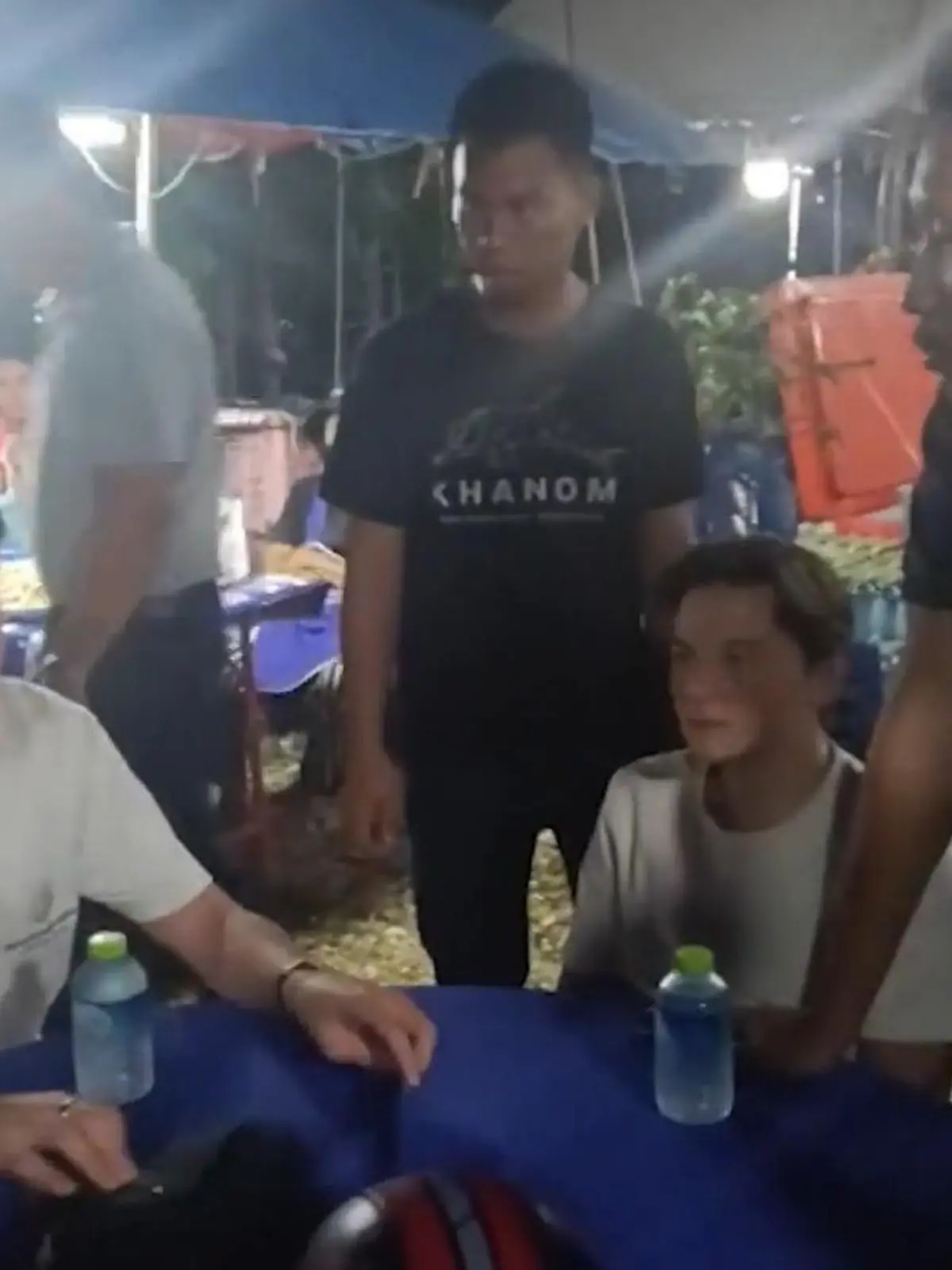 Bild zu: "Rucksack-Touris verwechseln Beerdigung mit Restaurant – Reaktion der Trauergäste verblüfft"