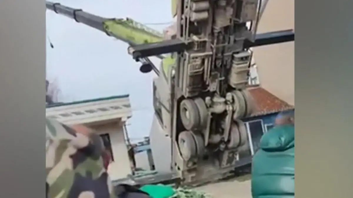 Kran kippt plötzlich um – Arbeiter springt in letzter Sekunde ab Baumfällung endet im Chaos