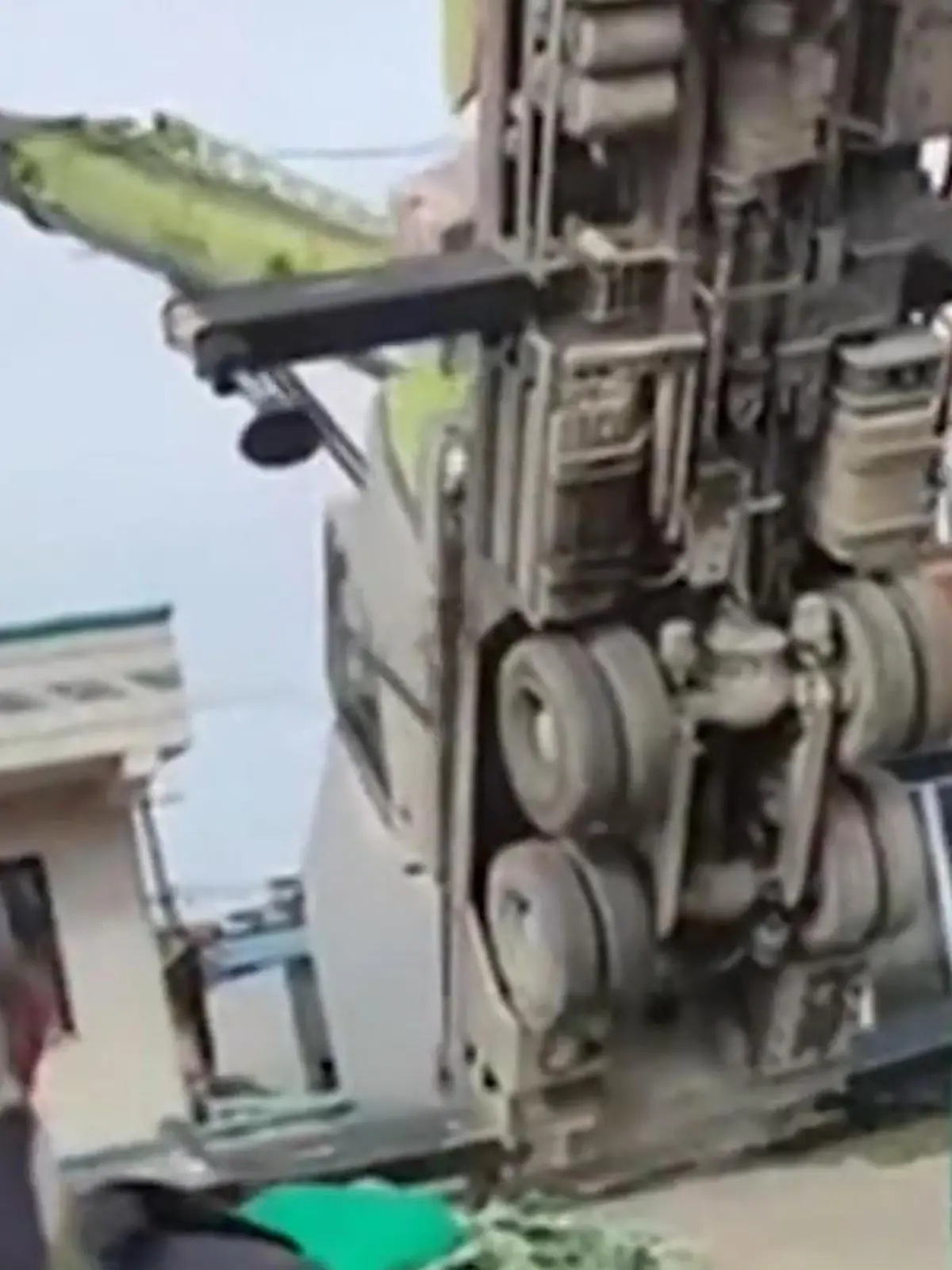 Bild zu: "Kran kippt plötzlich um – Arbeiter springt in letzter Sekunde ab"