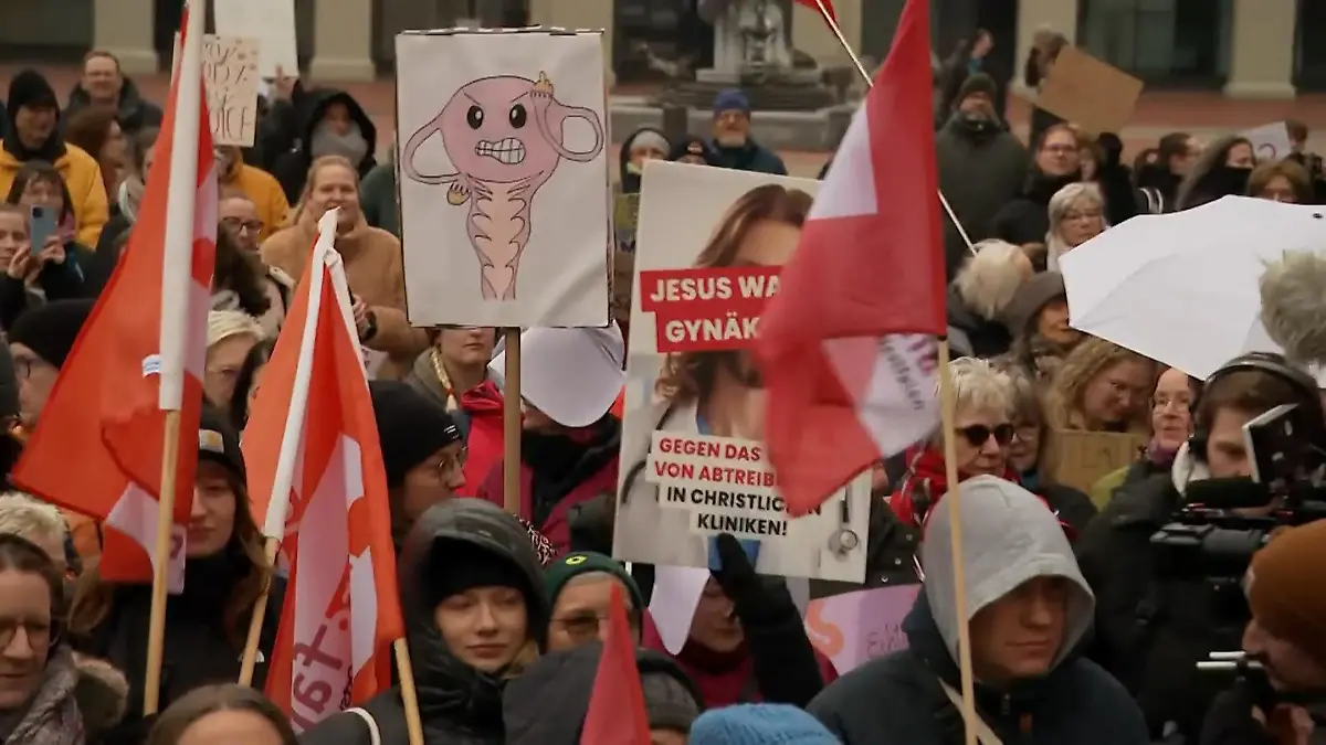 Chefarzt verklagt christliches Klinikum Wie weit darf religiöser Einfluss gehen?