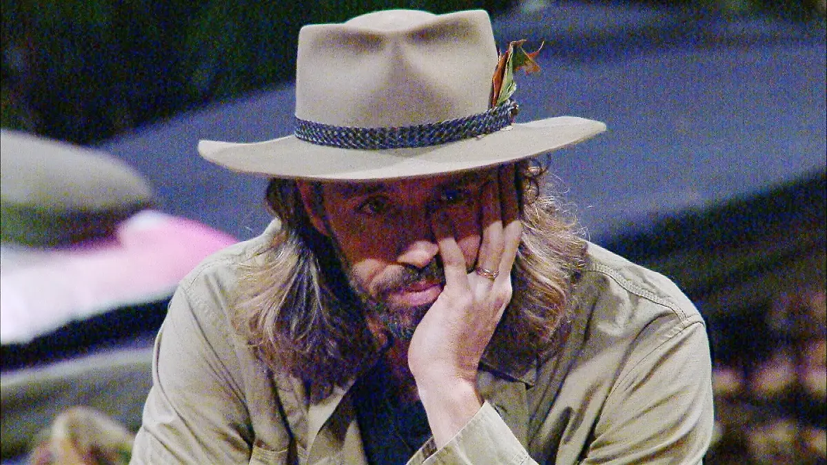 Am Lagerfeuer eskaliert der Streit zwischen Gil Ofarim und Ariel.