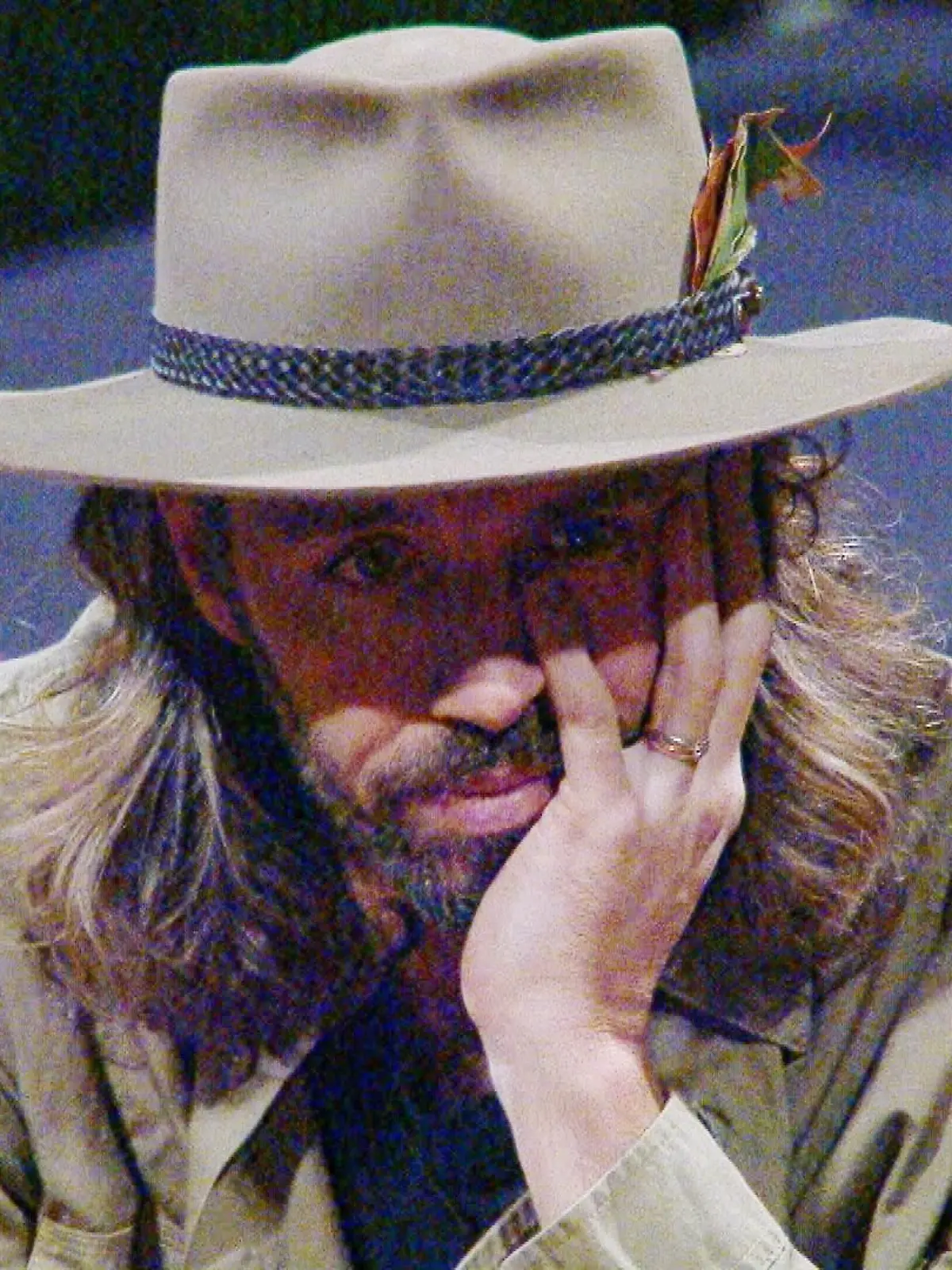 Am Lagerfeuer eskaliert der Streit zwischen Gil Ofarim und Ariel.