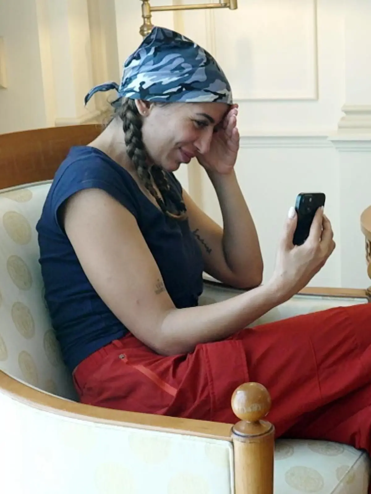 Eva Benetatou hat einen Videocall mit Claudia Obert