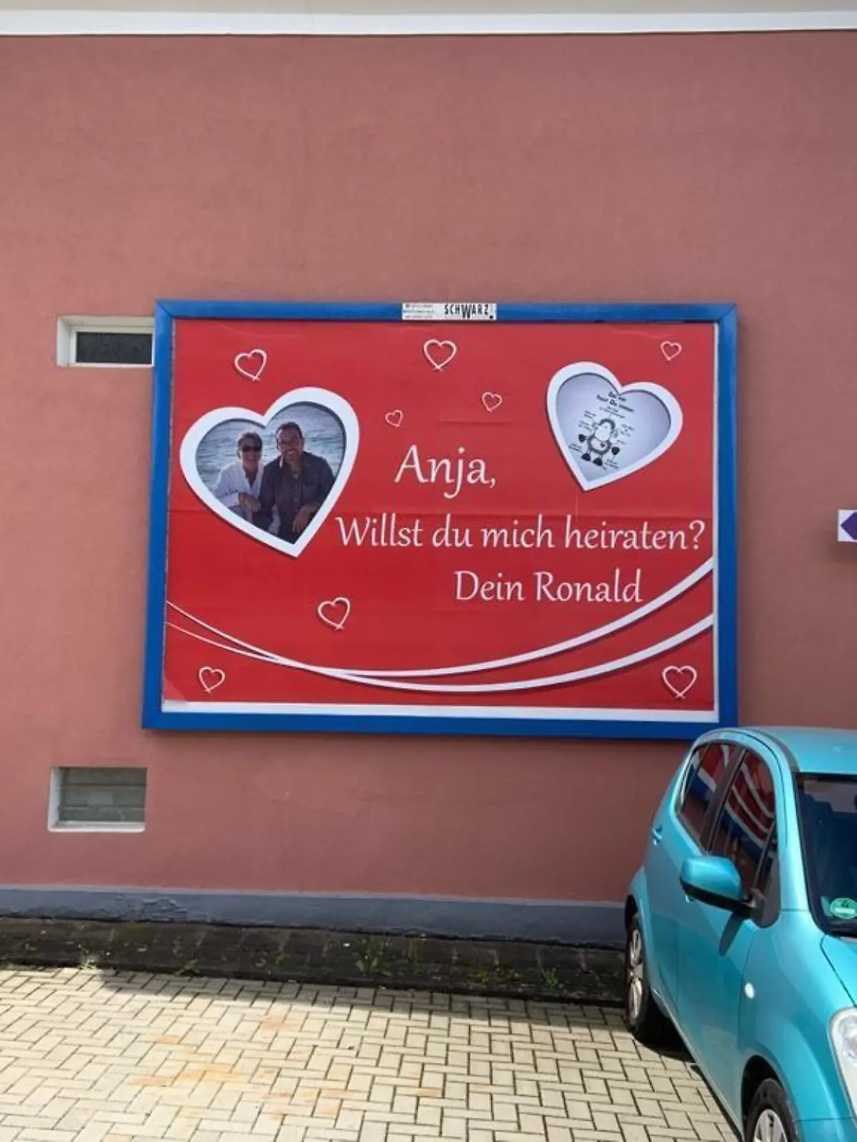 Ronald van Zons Plakat  mit dem Heiratsantrag