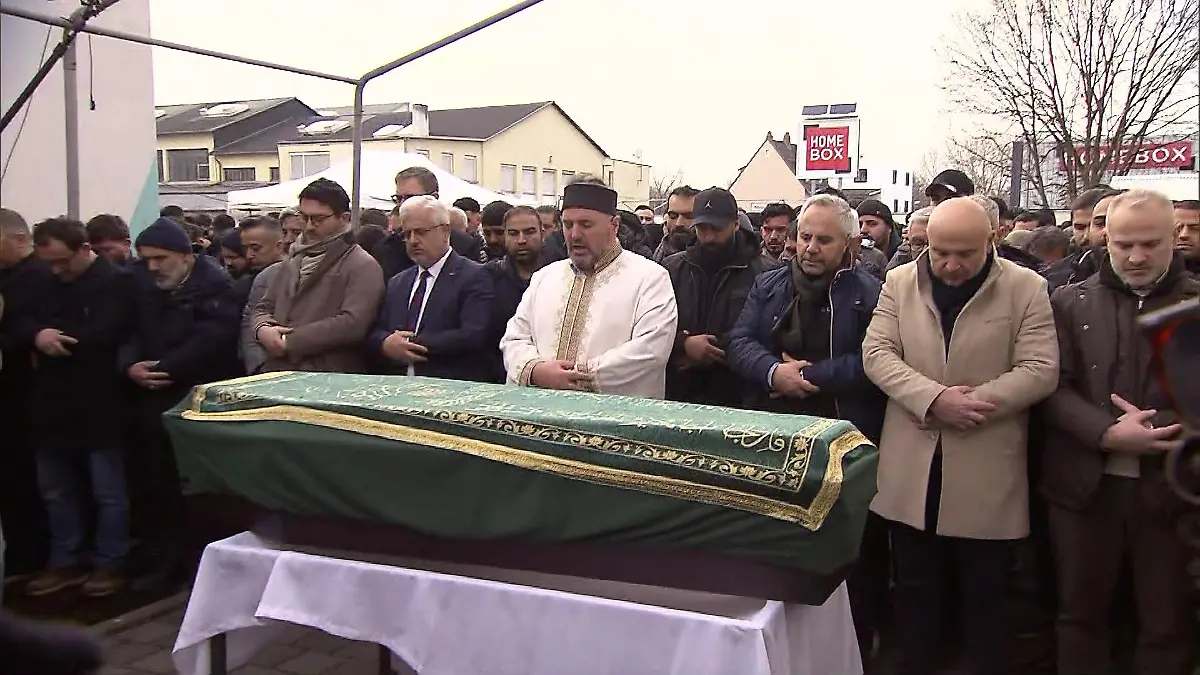 Ludwigshafen-Angeh-rige-und-Kollegen-verabschieden-sich-von-get-tetem-Zugbegleiter-Serkan-C-36-