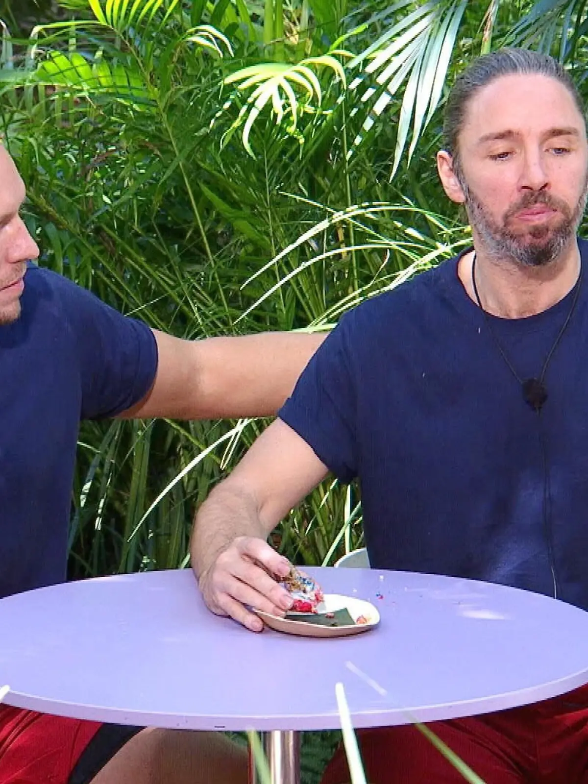 Bild zu: "Er zeigt Biss! Gil Ofarims erste Dschungelprüfung nach dem Sturz"