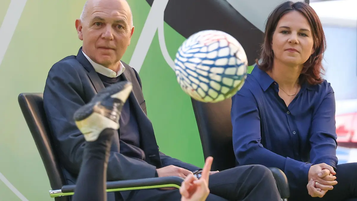 Annalena Baerbock - hier mit DFB-Präsident Bernd Neuendorf - lehnt einen Boykott der Fußball-WM in diesem Sommer ab. (Archivbild)