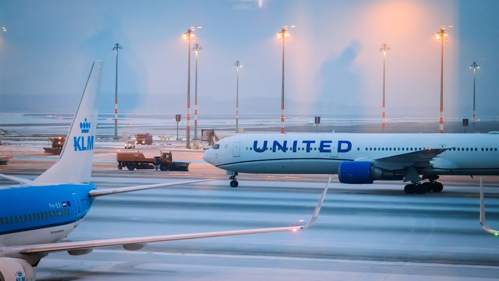 05.02.2026, Brandenburg, Schönefeld: Räumfahrzeuge sind am Hauptstadtflughafen BER im Einsatz. Am Flughafen BER sind alle Starts aufgrund der Witterung eingestellt worden.