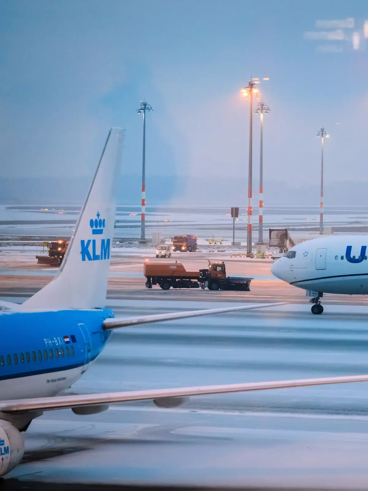 05.02.2026, Brandenburg, Schönefeld: Räumfahrzeuge sind am Hauptstadtflughafen BER im Einsatz. Am Flughafen BER sind alle Starts aufgrund der Witterung eingestellt worden.