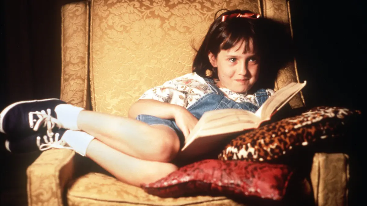 Neuer Kinderstar: Mara Wilson (8) in der Rolle der Matilda in der gleichnamigen Verfilmung eines Kinderbuchs von Roald Dahl. Die superintelligente Kleine hat es mit ihren Eltern schon schwer: Vater Harry, ein schmieriger Gebrauchtwagenhändler, und seine Gameshow-besessene Frau Zinnia fühlen sich von ihrem Taten- und Wissensdrang nur genervt. Ein wahrer Glücksfall ist es für sie, als sie die autoritäre Schulleiterin Knüppelkuh kennenlernen und mit ihr "ins Geschäft kommen". Doch auch für Matilda ist es ein Glück: So kommt sie endlich in die Gesellschaft Gleichaltriger und die Obhut ihrer Klassenlehrerin, Fräulein Honig. Gemeinsam machen sie gegen das Schreckensregiment der Knüppelkuh mobil. (Kinostart: 20.3.1997).