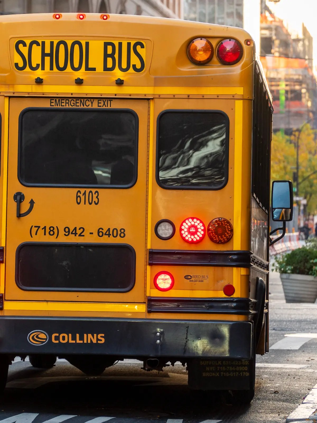 Ein Schulbus überrollt ein 11-jähriges Mädchen auf dem Zebrastreifen und flüchtet.