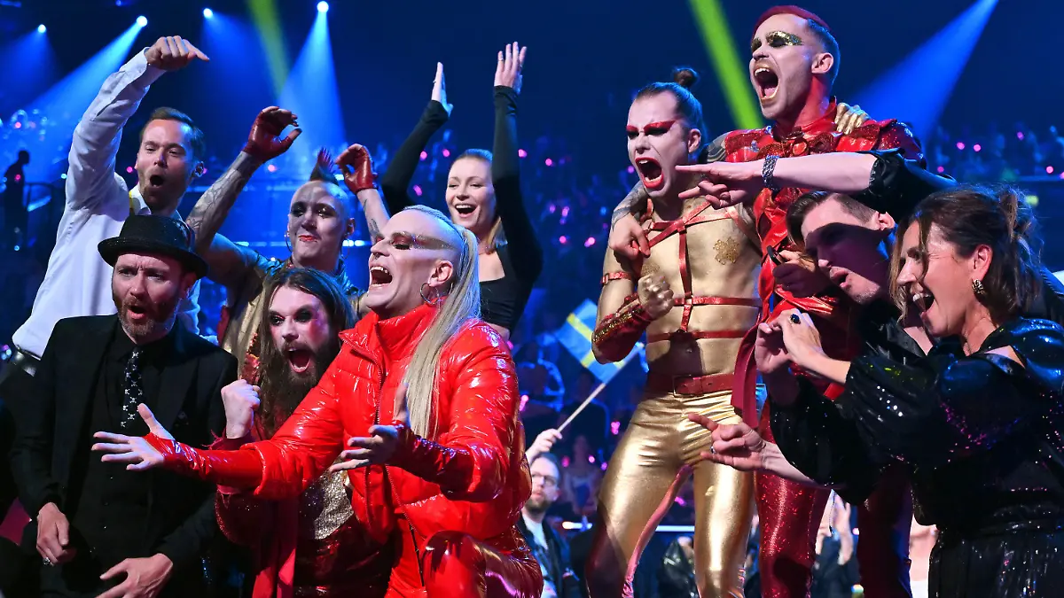 13.05.2023, Großbritannien, Liverpool: Lord Of The Lost aus Deutschland reagieren nach ihrem Auftritt mit «Blood & Glitter» beim Finale des 67. Eurovision Song Contest (ESC) in der M&S Bank Arena. Foto: Peter Kneffel/dpa +++ dpa-Bildfunk +++
