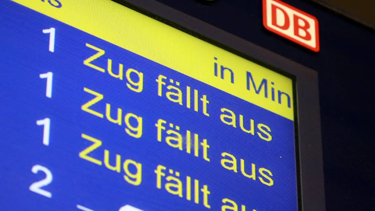  Anzeigetafel der S-Bahn München mit Schriftzug Zug fällt aus wegen Streik der GDL ist der Bahnverkehr beeinträchtigt, der den morgendlichen Berufsverkehr weitgehend zum Erliegen gebracht hat