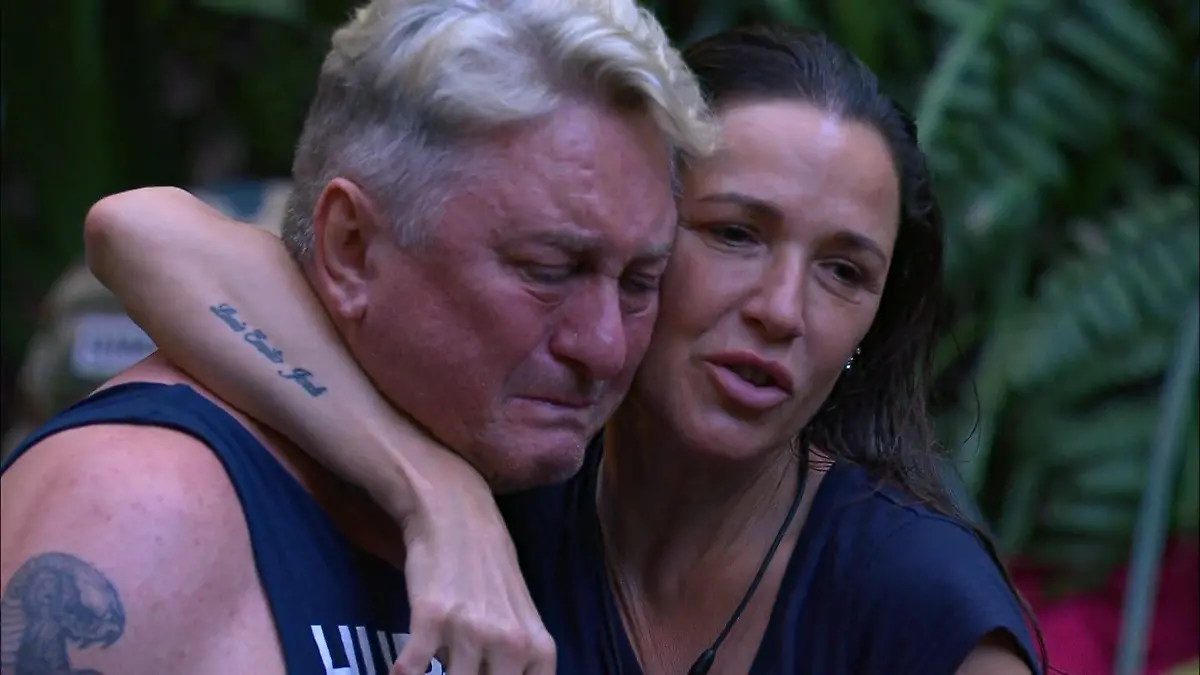 Hubert Fella handelt Deal aus - und rührt Simone zu Tränen Dschungelcamp-Eklat um Luxusartikel