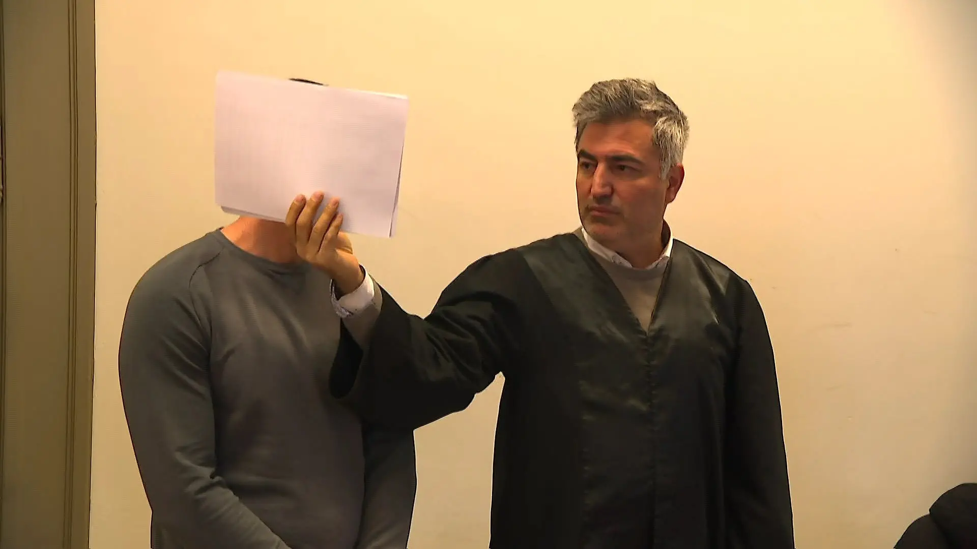 Der 42-jährige Angeklagte gesteht den Einbruch, schweigt jedoch zu seinen Komplizen und dem Verbleib der Millionen-Beute.