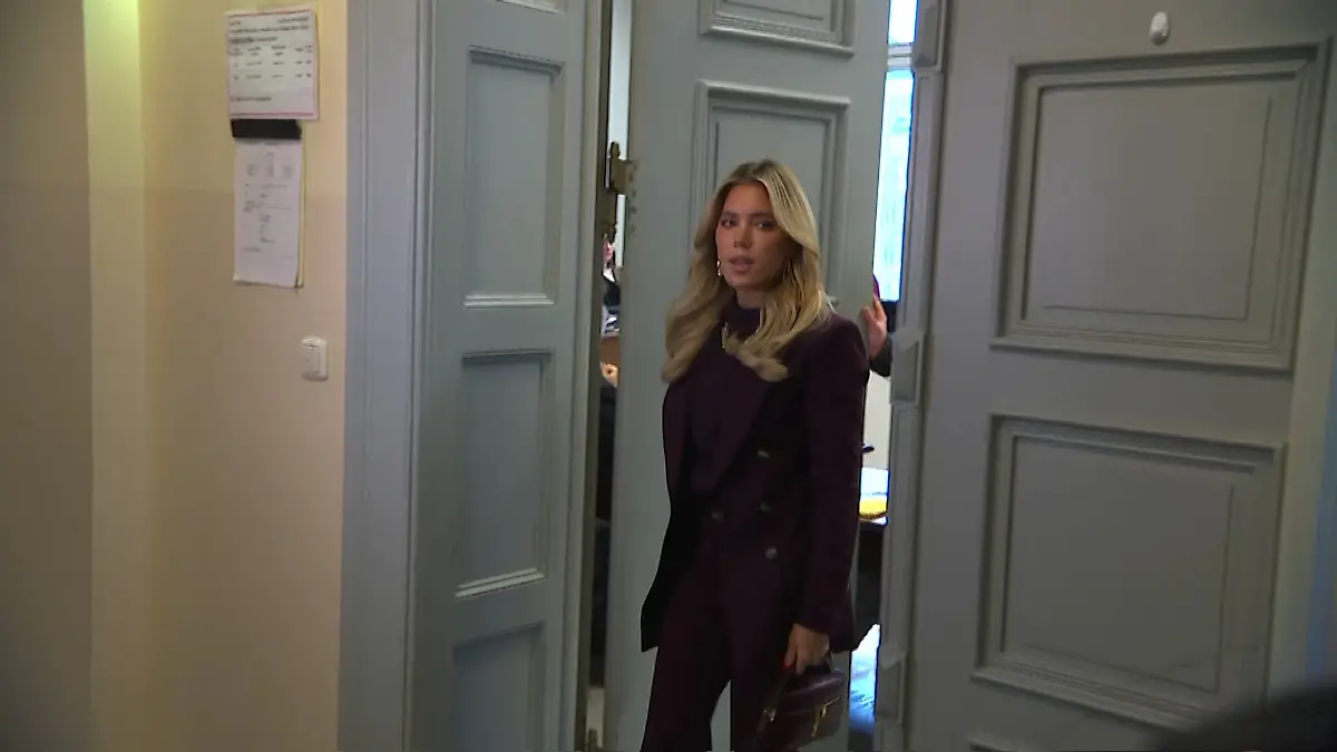 Sylvie Meis wirkt bei ihrer Aussage vor dem Hamburger Landgericht ernst und selbstbewusst. Fragen der Pressevertreter lässt die Moderatorin unbeantwortet.