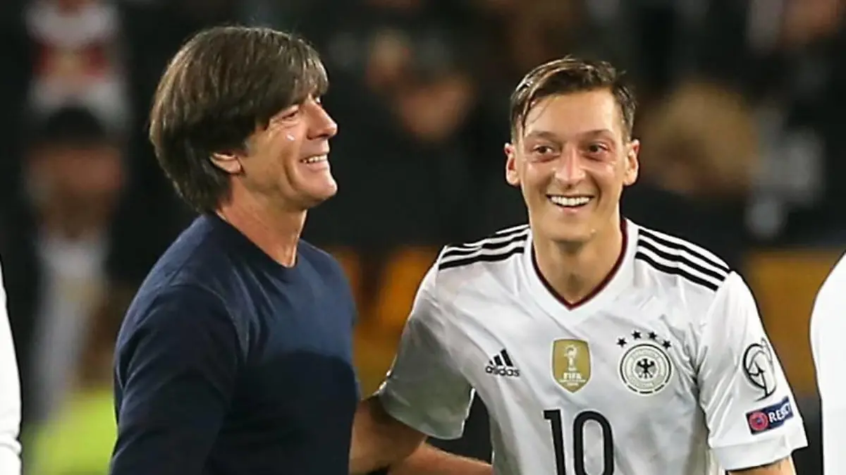 WM-Qualifikation: Deutschland - Norwegen am 04.09.2017 in der Mercedes Benz Arena Stuttgart, World Cup Qualification, Round 1, Group C: Germany - Norway, 4 Sept. 2017, xmdx, 6-0 Endstand, Siegerjubel, Joachim LOEW / Joachim LÖW (Bundestrainer Nationalmannschaft Deutschland) , Mesut OEZIL / ÖZIL (10, Deutschland, Germany) Deutschland - Norwegen