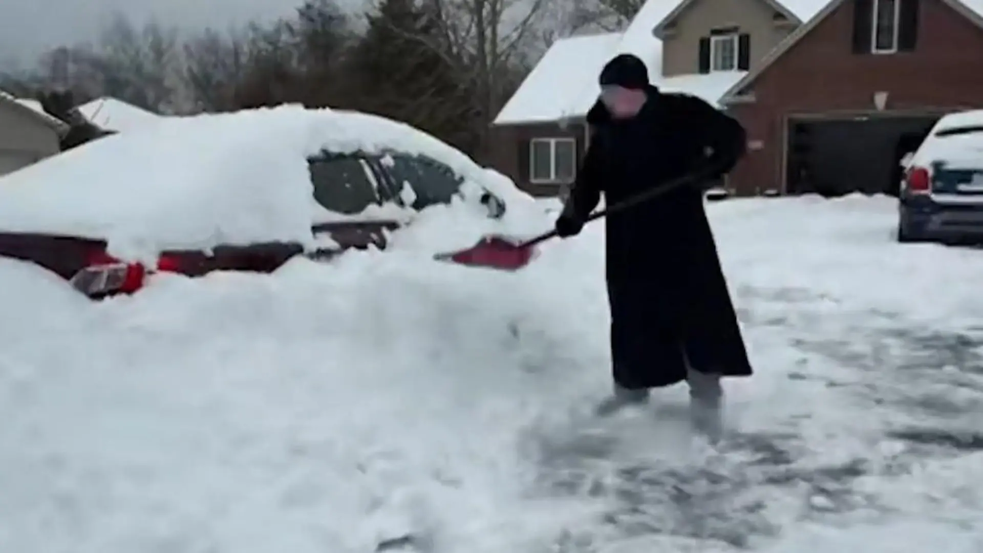 Er will nicht zur Arbeit! Mann vergräbt eigenes Auto im Schnee Ob diese Ausrede funktioniert?