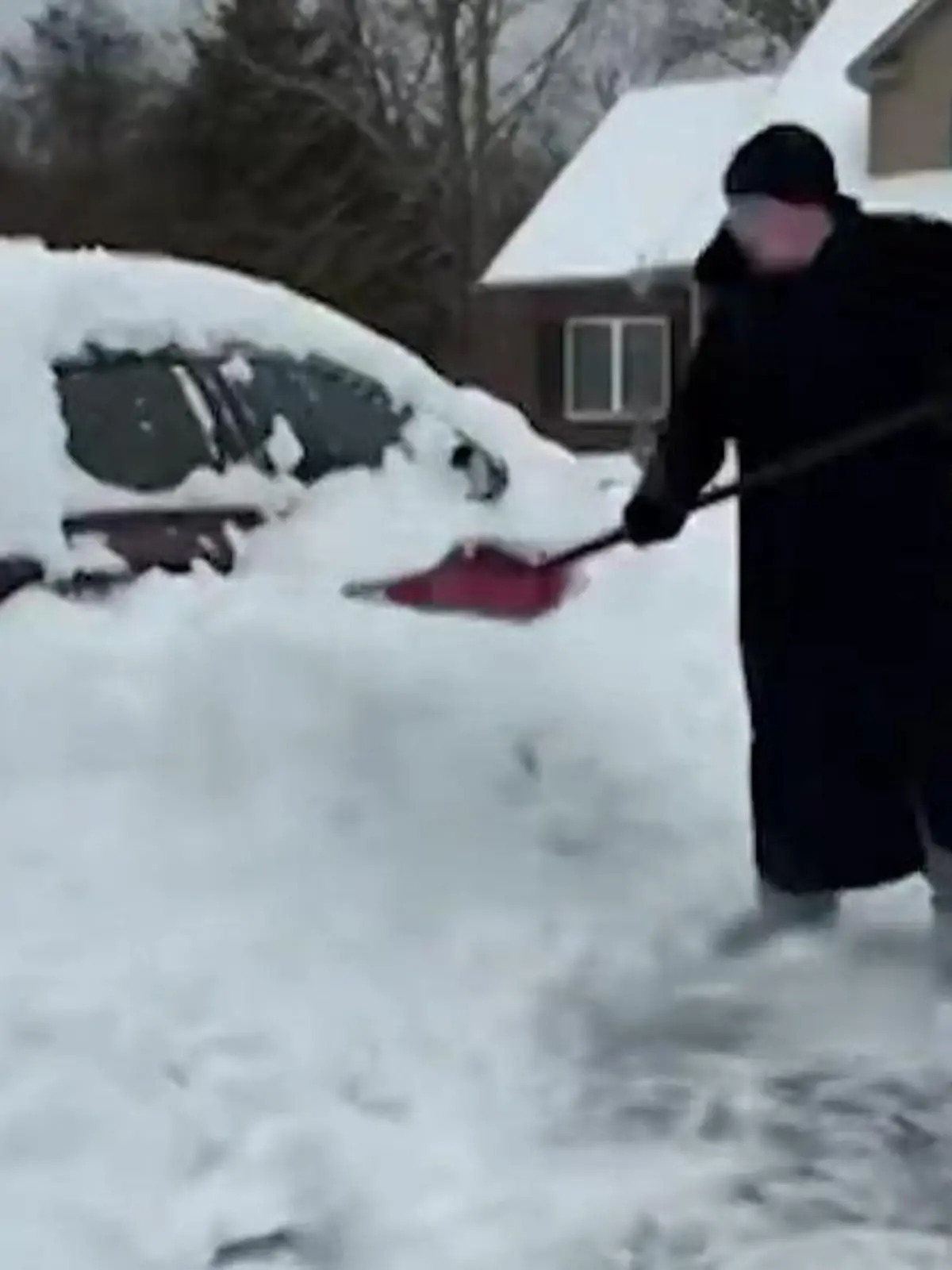 Bild zu: "Er will nicht zur Arbeit! Mann vergräbt eigenes Auto im Schnee"